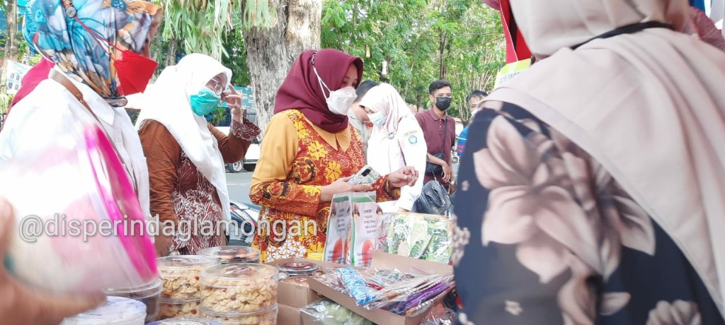 Ibu Anis Yuhronur Efendi saat meninjau stand Bazar Ramadhan